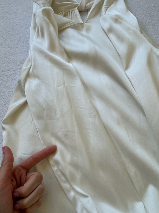 Elle Thahari Cream Satin blouse Shirt - Picture 9 of 9